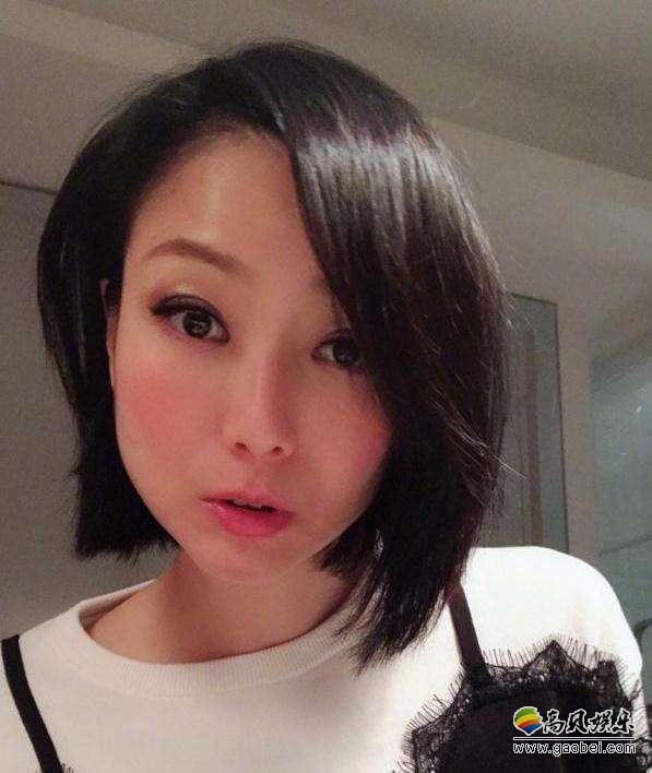郑秀文晒出美照：知性干练清爽短发！凝视镜头
