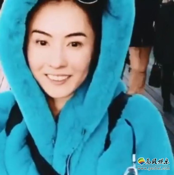 张柏芝日本旅行：心情大好竟扮起酒店工作人员