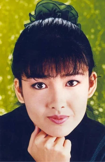 周慧敏可以看出早期周慧敏是个标准的单眼皮,非常单.