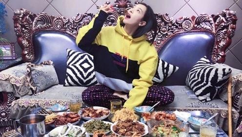 宋茜晒出在家享用美食照片：混搭造型十分个性