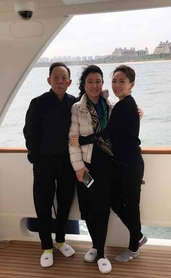 潘晓婷晒出与父母游玩合影照：一家人和和睦睦
