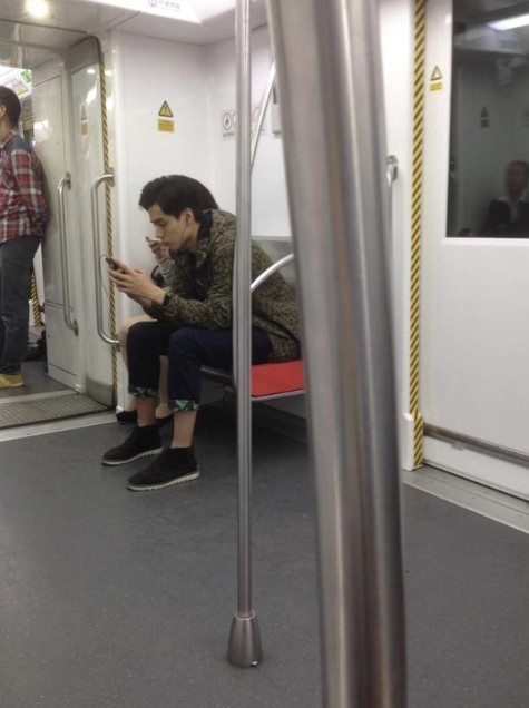 网友晒出三年前地铁偶遇胡一天照片：清秀帅气