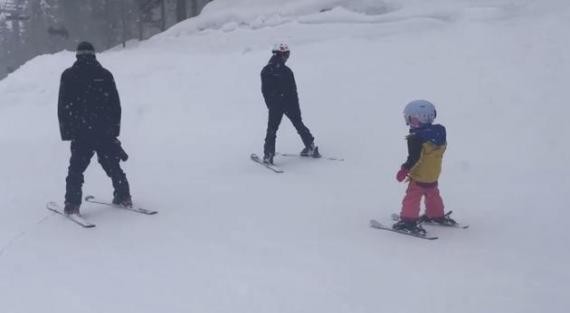 孙俪微博上传视频：女儿小花全副武装，正在滑雪，姿势专业颇为熟练