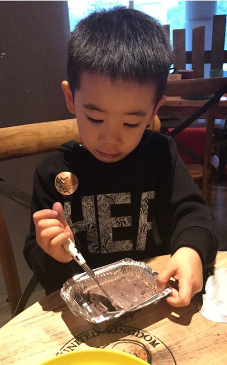应采儿晒出照片：Jasper严格按照工序，制作火腿奶酪饼干，一丝不苟
