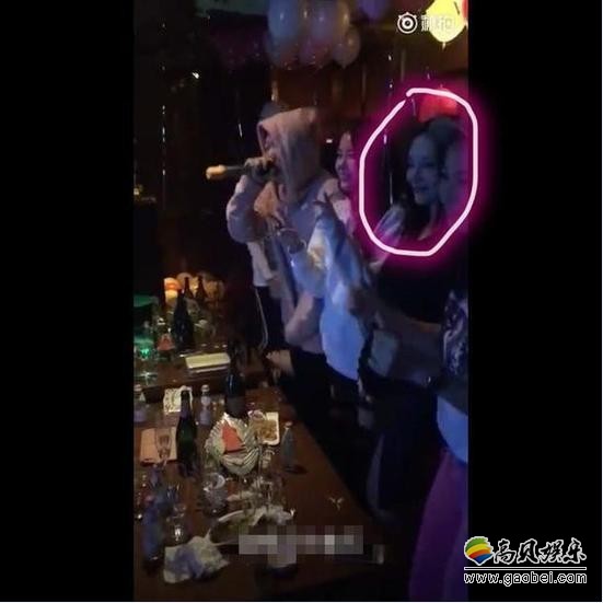 网友曝出视频：疑似PGONE＆李小璐KTV内嗨唱嘻哈歌曲！气氛热闹