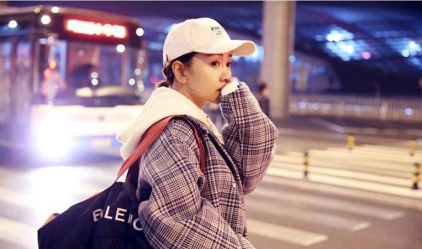 杨蓉近日现身北京机场：手挎黑色大旅行包，休闲有态度，时尚度满分