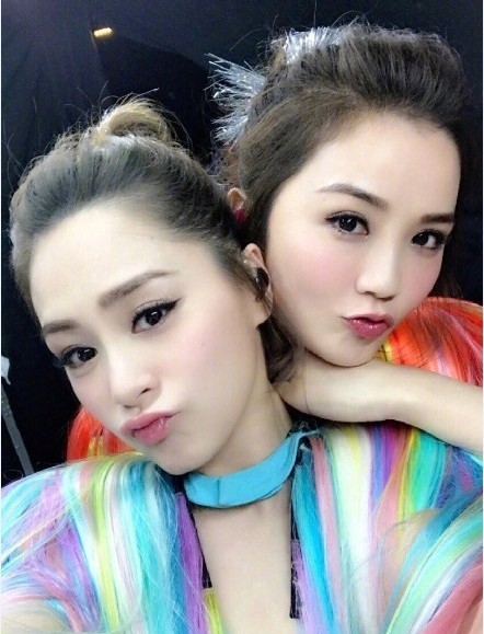 Twins参与综艺节目录制:捏鼻搓脸回应整容,暗讽流行女团不团结 Twins参与综艺节目录制:捏鼻搓脸回应整容,暗讽流行女团不团结