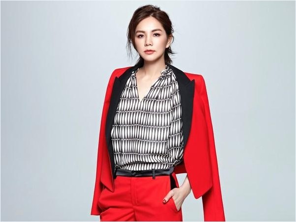 Ella(陈嘉桦)表示今年最特别就是带劲宝讨红包：已开始训练说恭喜