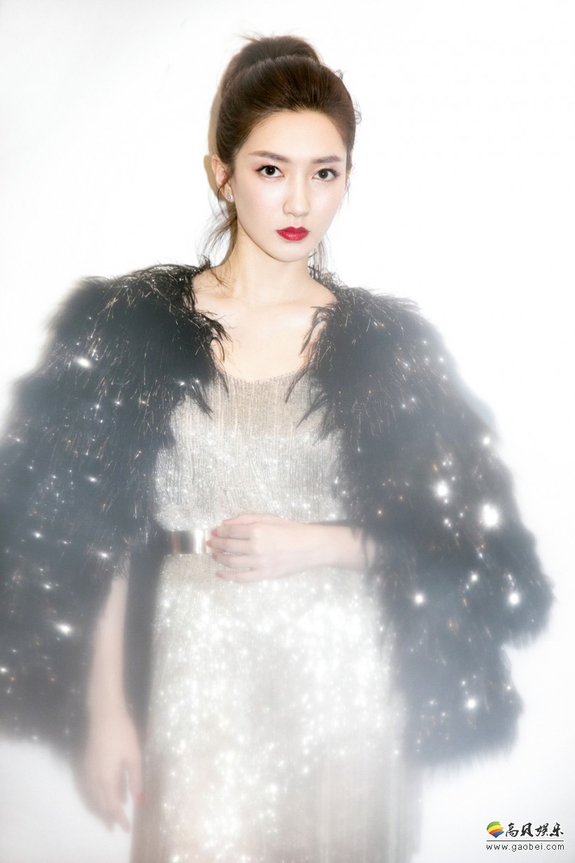 工作室晒出江疏影主持江苏卫视跨年晚会礼服美照：梦幻女神气质