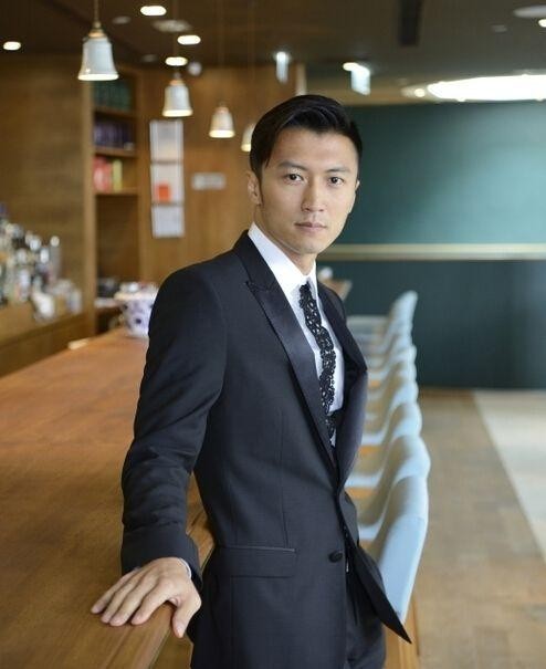 谢霆锋微博晒出帅照：西装革履展型男魅力！与粉丝合影显亲民范