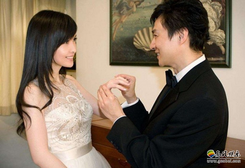 周慧敏发文结婚九周年：晒出当年结婚披白纱，依靠丈夫签字闪照