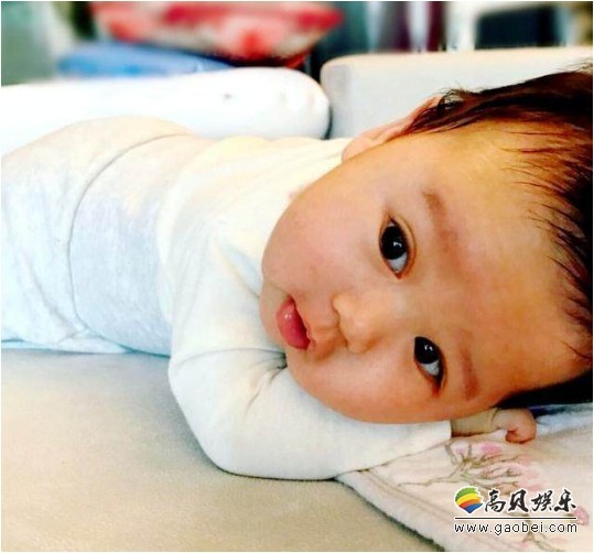 胡杏儿丈夫李乘德公开儿子正面萌照！正式告知中文名“李奕霆”