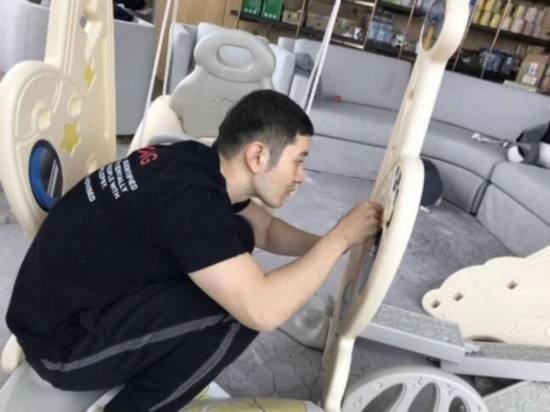 网友晒出九宫格截图：黄晓明穿着短袖拖鞋在客厅组建游乐设施