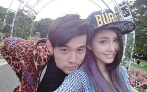 周杰伦新加坡演唱会：昆凌“偷录”杰伦唱歌！发现后满脸羞红