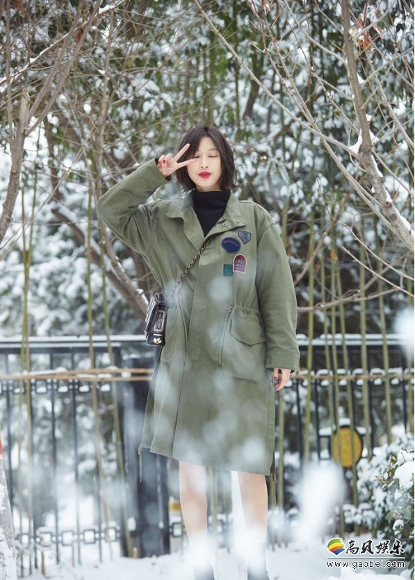 张俪前往西安拍摄广告：恰好遇到古都下大雪，瞬间化身雪人俪