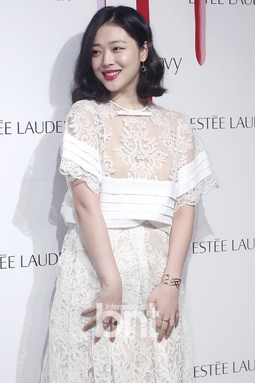 演员雪莉出席新沙洞举行的某品牌活动   公主风纯美迷人