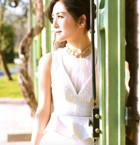 孕妈谢娜微博分享昔日美照：“回忆瘦的自己”干练又不失女人味