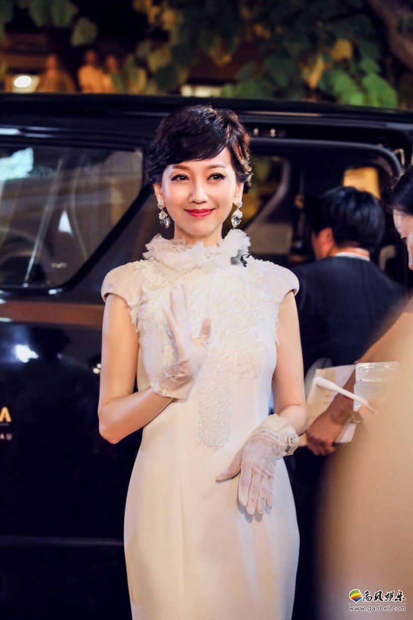 赵雅芝晒出与众多女明星合影照：妆容精致，端庄优雅，气质非凡