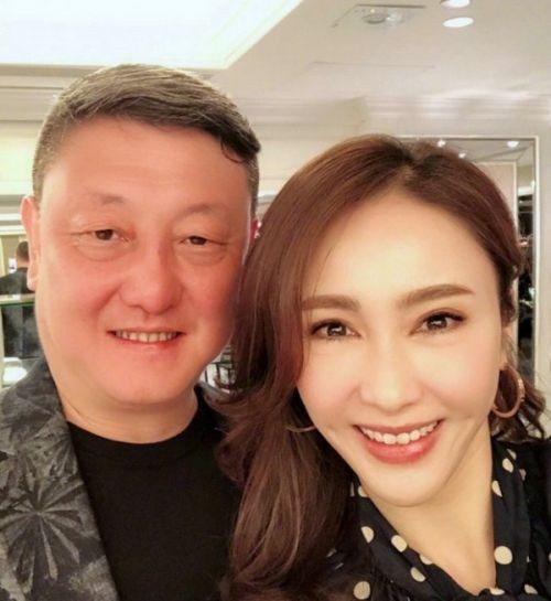黎姿微博晒出与韩磊合照：神采奕奕，两人肩靠肩，关系十分友好
