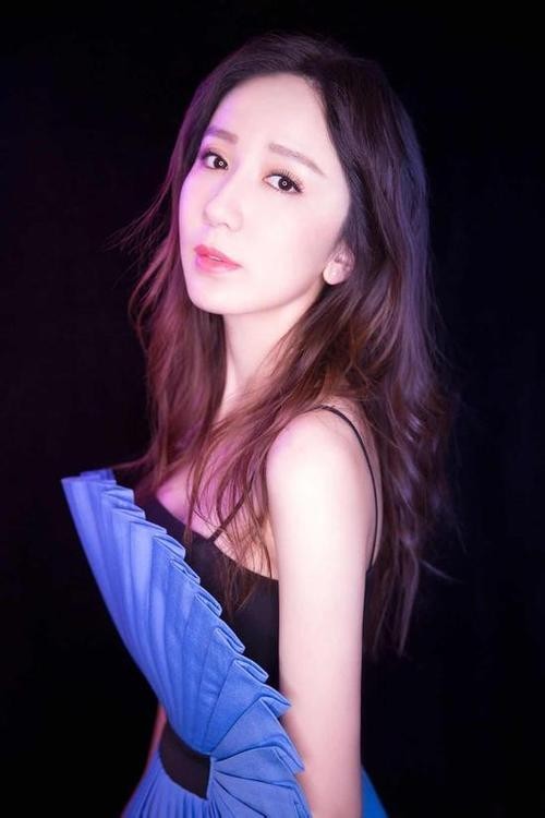 娄艺潇晒出时尚美图：蓝色折扇吊带裙！小露香肩，造型时尚吸睛