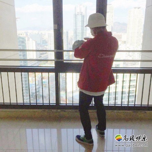 Gary妻子身份一直是个谜  比Gary小十岁在Gary的公司工作五年