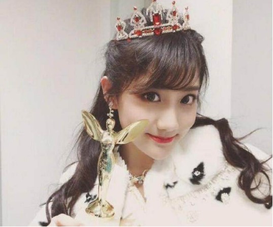 李艺彤面对网友提问开启“自黑模式”并表示会积极散发正能量