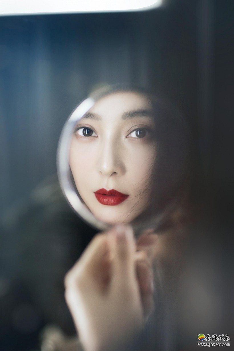 法国综合类杂志《Télérama》封面刊：范冰冰上演“画框美人”