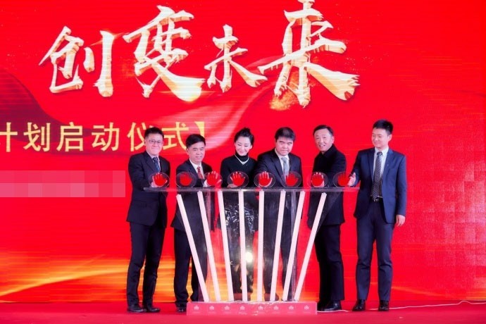工作室晒出许晴活动照片：面色红润气色好，颈部钻石项链吸睛