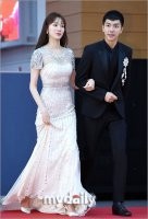 李昇基、李圣经出席了第32届金唱片数码音源部门颁奖礼