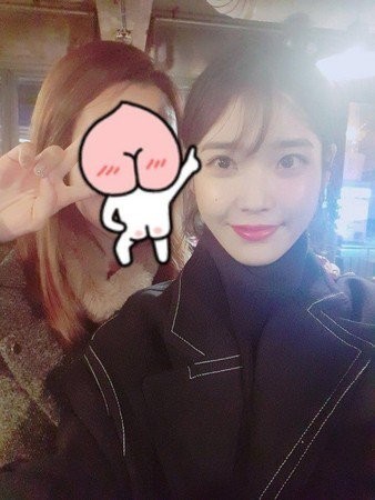 IU不仅在庆功宴亲切和路人合照  直接大方请在场所有客人吃饭