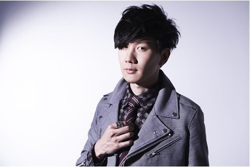 林俊杰分享影片:酒吧被女服务员打屁股,痛到脸扭曲无法起身 林俊杰分享影片:酒吧被女服务员打屁股,痛到脸扭曲无法起身