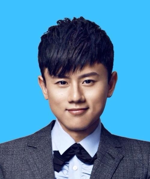 张杰微博晒出照片：自侃证件照学生气重！眉眼清隽，十分清秀