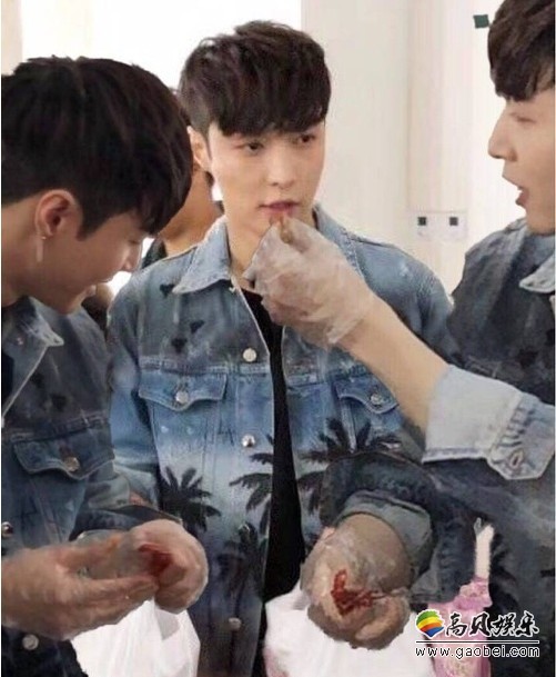 张艺兴带领练习生参加《快乐大本营》：彩排到凌晨请吃小龙虾