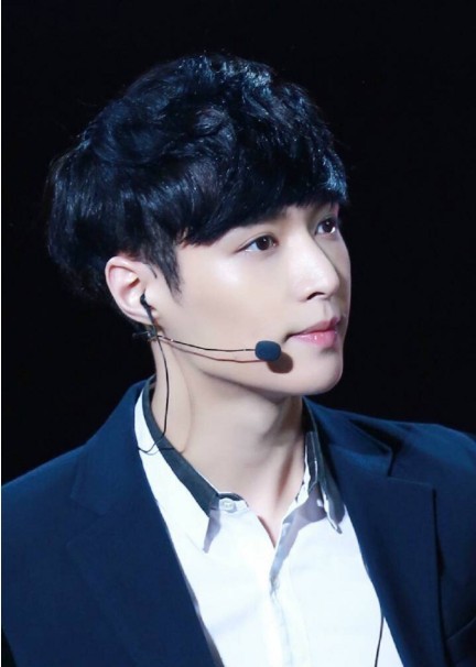 张艺兴带领新人练习生亮相《快本大本营》：展现少有的严厉面