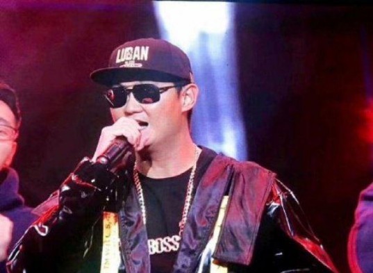 腾讯北京年会：马化腾变身嘻哈Boy！《至少还有你》