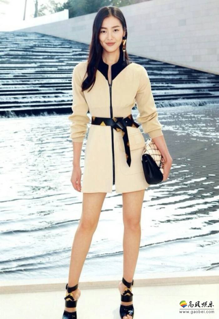 刘雯微博晒出照片：流连与海边，双腿修长，身材纤细，眼神深邃