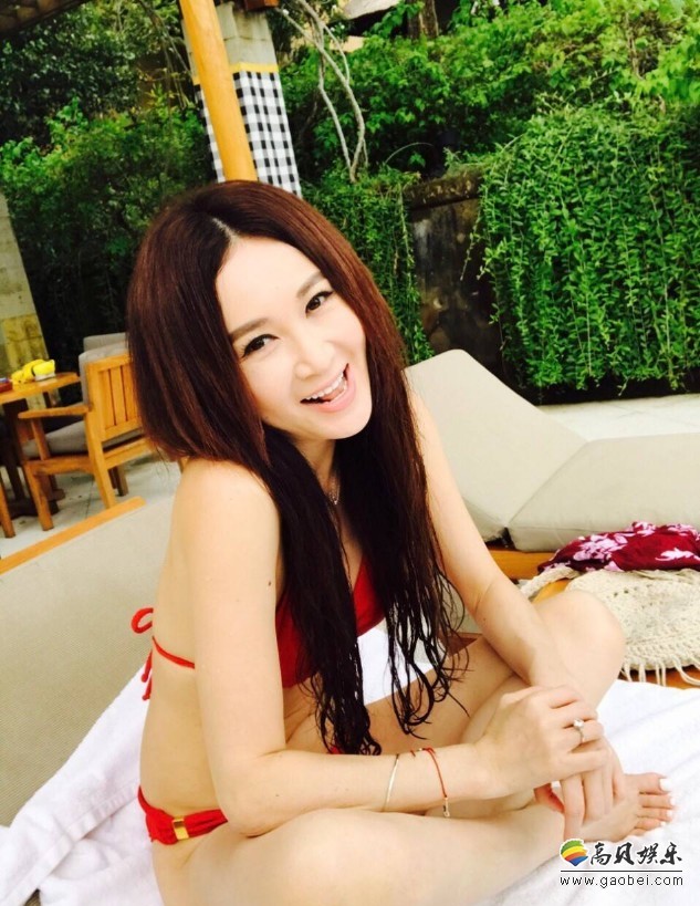 温碧霞晒出度假美照：大秀美腿，身材纤细！好友合影，笑容灿烂