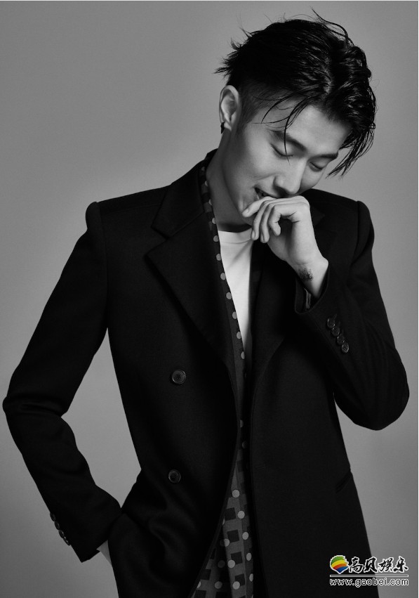 周游正装大片：定格画面上演眼神杀！黑白映画仿若一场无声电影