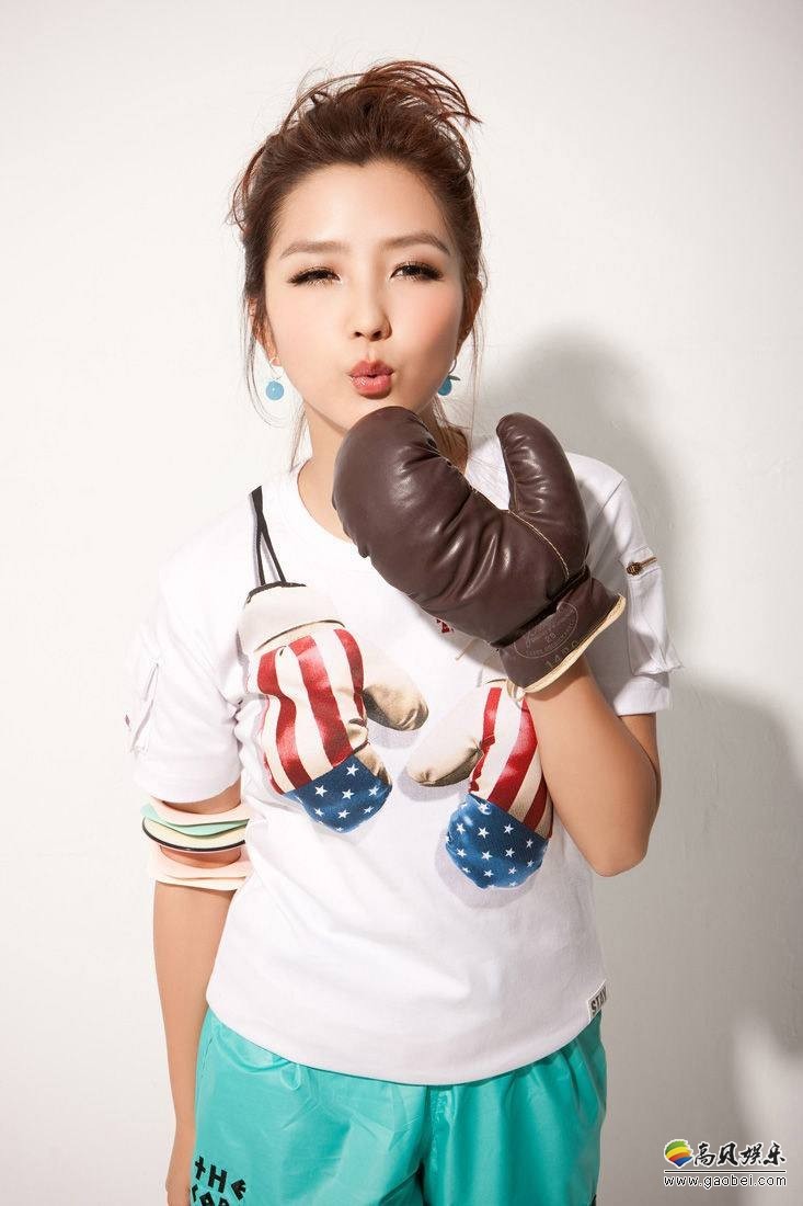 工作室晒出何洁近照：变身朋克嘻哈girl，显得俏皮活泼，心情不错