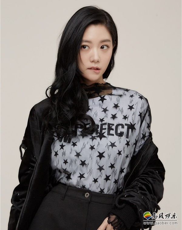 克拉拉“酷萌”写真：萌化小心脏的甜美微笑，天生丽质格外甜美