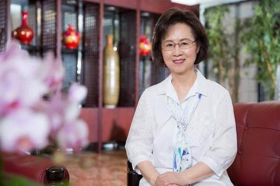 作家琼瑶脸书发求救文：称她家门口多次遭醉汉乱涂鸦！身心俱疲