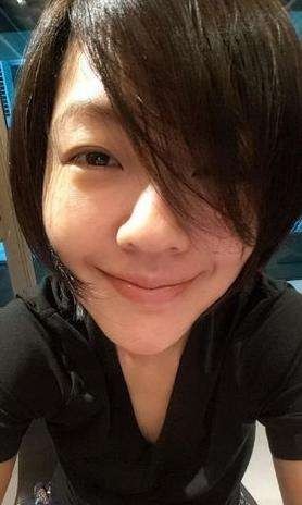 小S微博晒照：素颜出镜，头发凌乱！面对镜头，俏皮的眨着眼睛