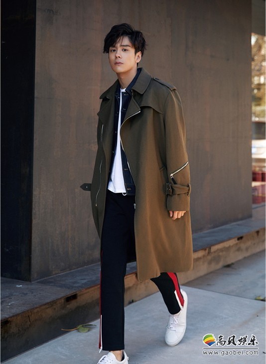 魏哲鸣写真照：漫步阳光下，暖意十足！展现独特轻熟男生魅力