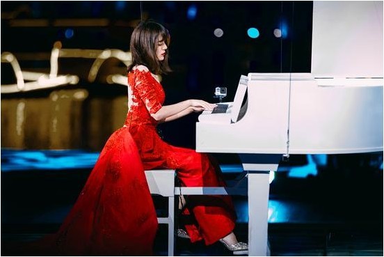 阿兰参加央视节目：现场首次挑战高空演奏弹钢琴！美如画中仙