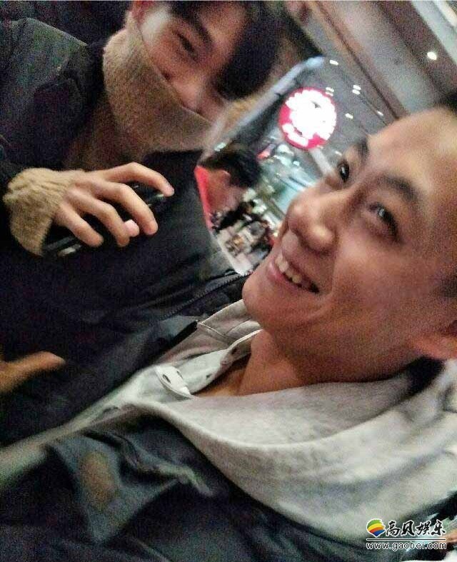 高至霆机场偶遇同时回京的同班同学张宥浩：组团约饭兄弟情深