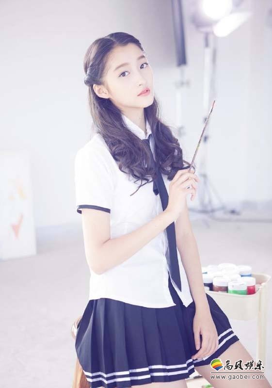 关晓彤参加北京电影学院期末考试：身穿北电校服，乖巧学生范
