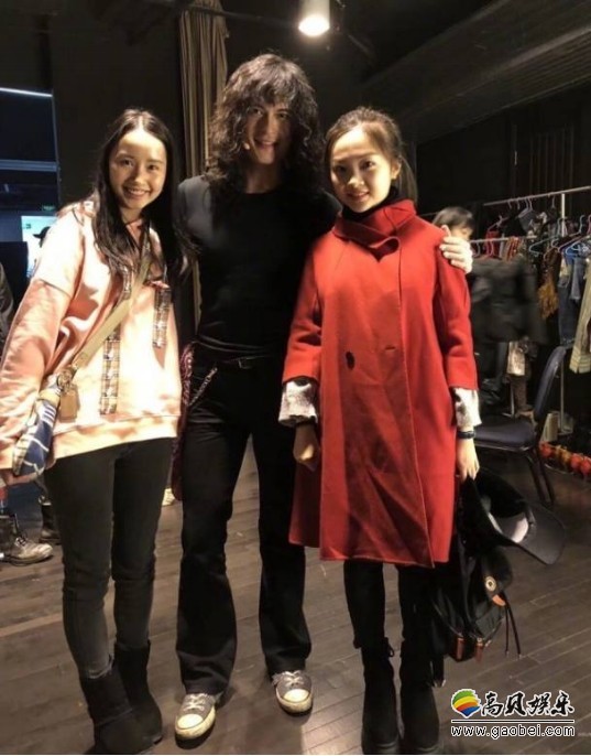林妙可晒出照片：扎着青春朝气马尾辫，嘴角始终挂着灿烂笑容