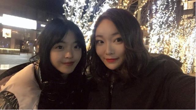 王中磊女儿王文也晒出自拍照：身材高挑纤细！与好友合影甜笑