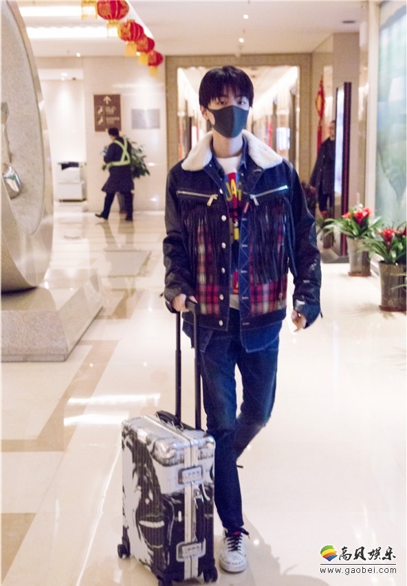王俊凯结束考试！现身机场：随性休闲风，活力满分，青春时尚