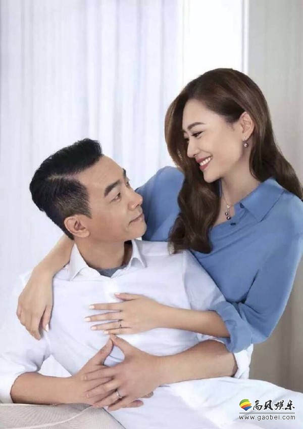 1月11日,娱乐圈有名的恩爱夫妻陈小春和应采儿夫妇现身香港迪士尼乐园